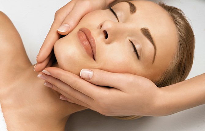 Il massaggio terapeutico al viso per donna e uomo